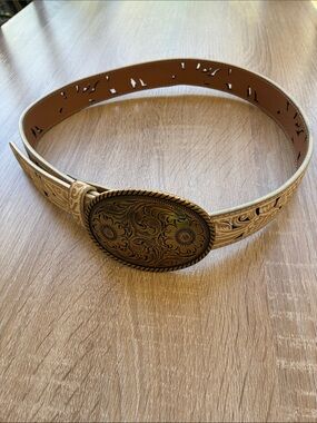 Shyanne Cream Tooled Leather Belt with Engraved Oval Buckle Sz M Boho Prairie